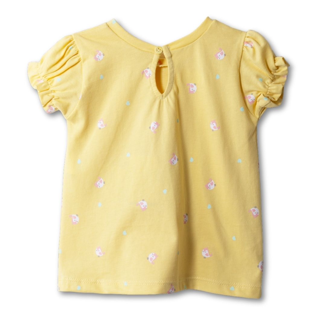 Rückenansicht des gelben Kurzarm T-Shirts mit praktischem Knopfverschluss für einfaches An- und Ausziehen.