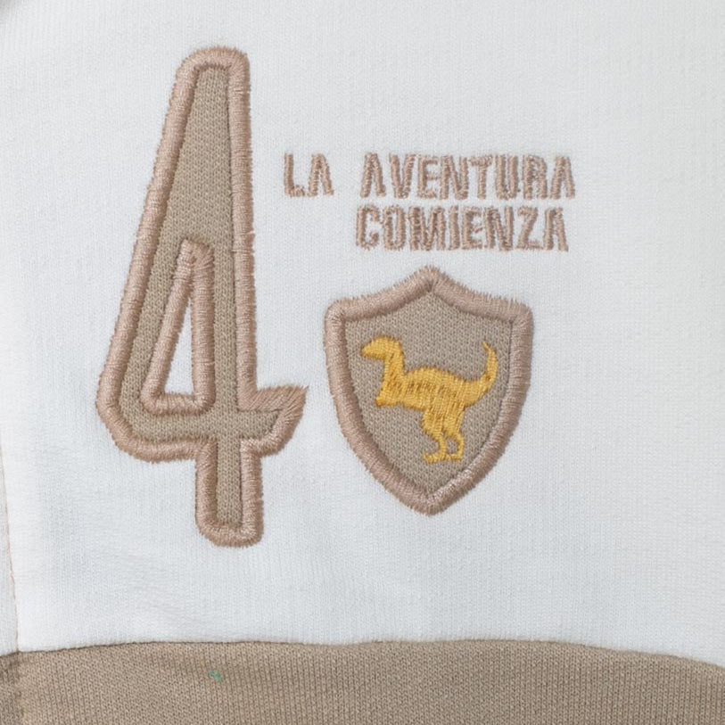 Nahaufnahme der Stickerei „La Aventura Comienza“ auf dem Jungen-Hoodie
