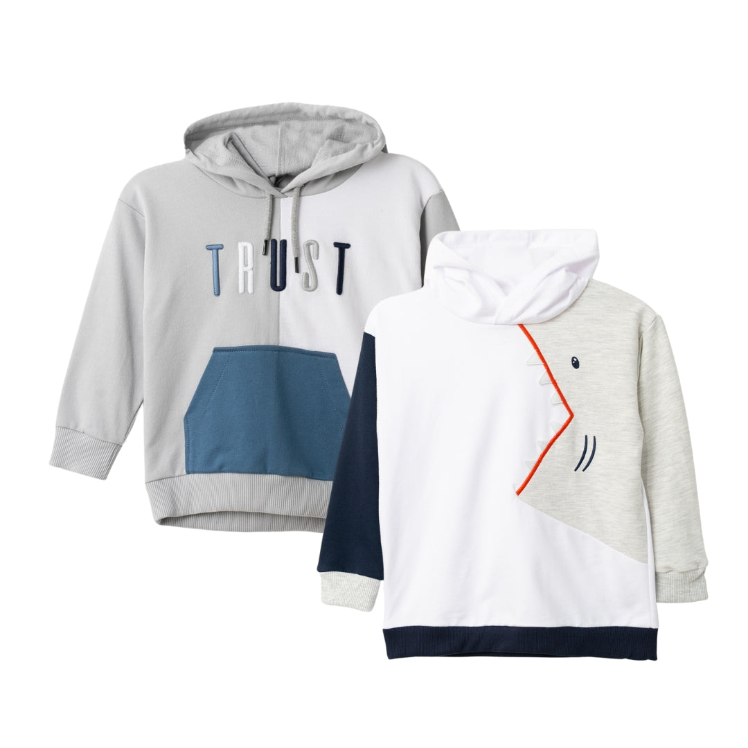 Zwei Jungen-Hoodies – Grau-weißer Hoodie mit 'TRUST'-Stickerei und Haifisch-Design in einem Set.