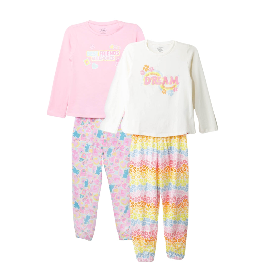 Zwei Schlafanzüge für Mädchen, einer mit Blumenmuster und der andere mit Dinosaurier-Print.