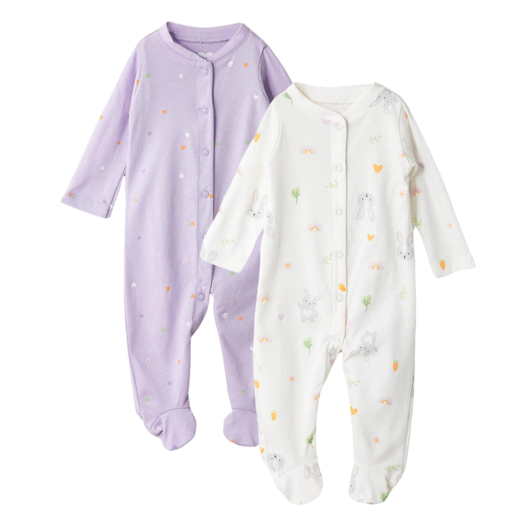 Bild des 2-teiligen Baby-Strampler Sets für Mädchen, eines in Weiß mit Häschen-Print und das andere in Lila mit Herzchen.