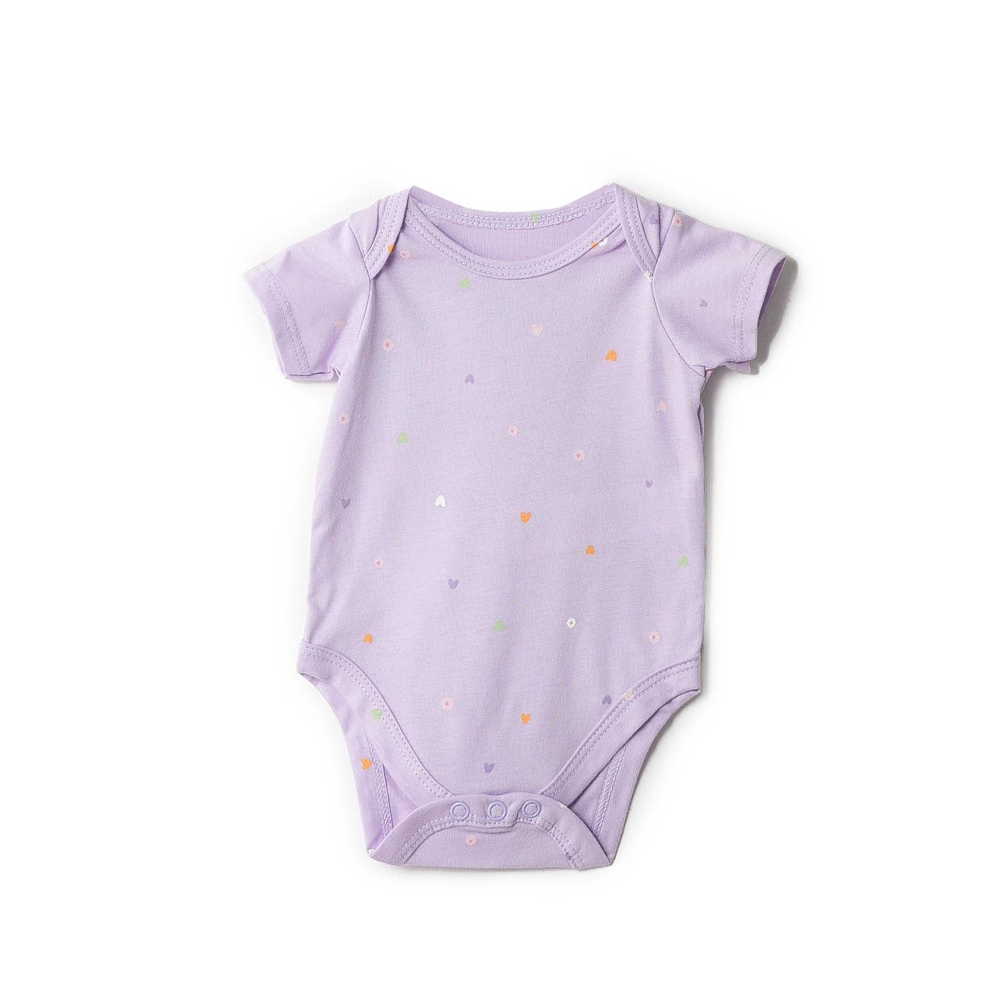 Baby Body in Lila mit Herzchen-Print, Frontansicht.