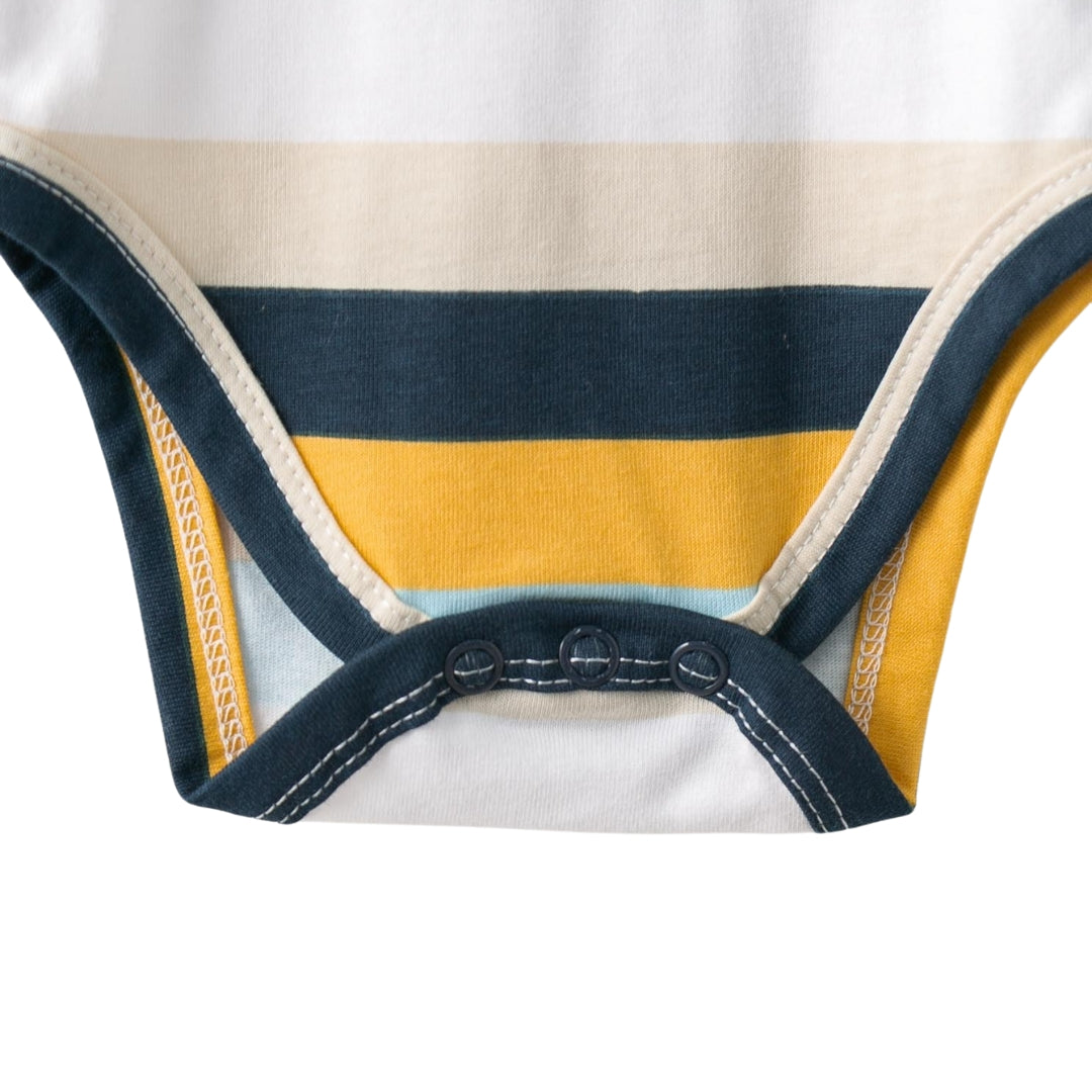 Nahaufnahme des Babybodys mit horizontalen Streifen in Gelb, Weiß und Blau sowie dunkelblauen Akzenten.