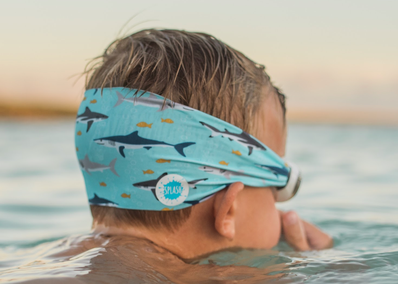 Junge spielt im Wasser mit Hai-Alarm-Schwimmbrille – bequem und sicherer Halt