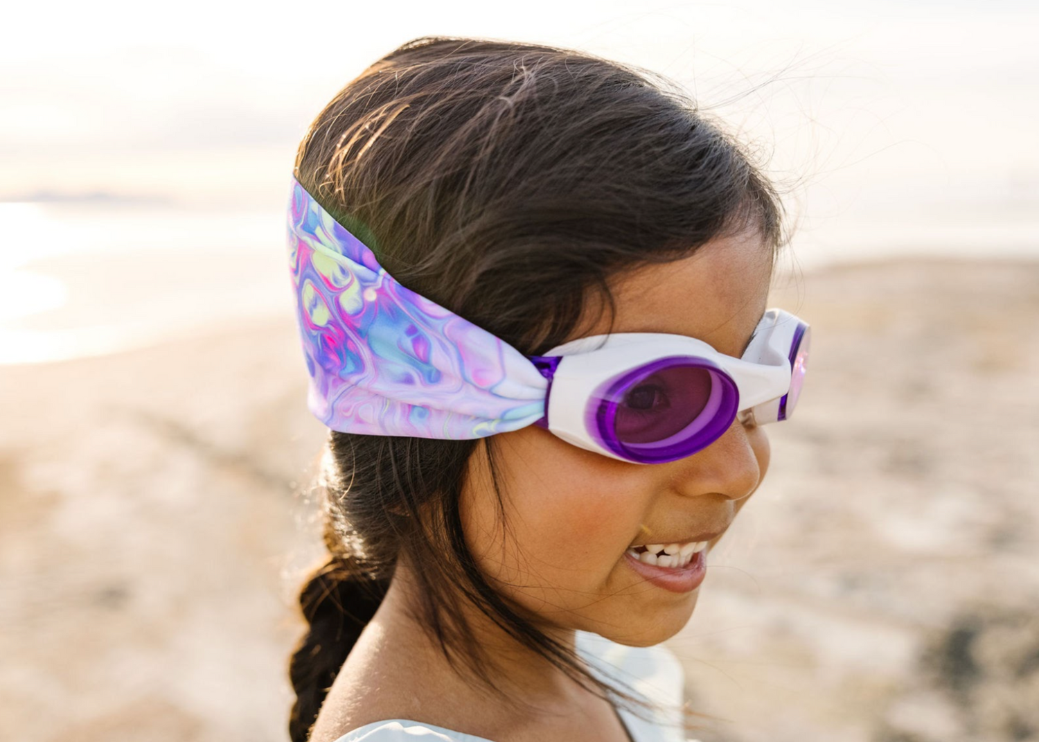 Mädchen trägt Pastellzauber-Schwimmbrille – fröhlich, bequem und sanft zur Haut