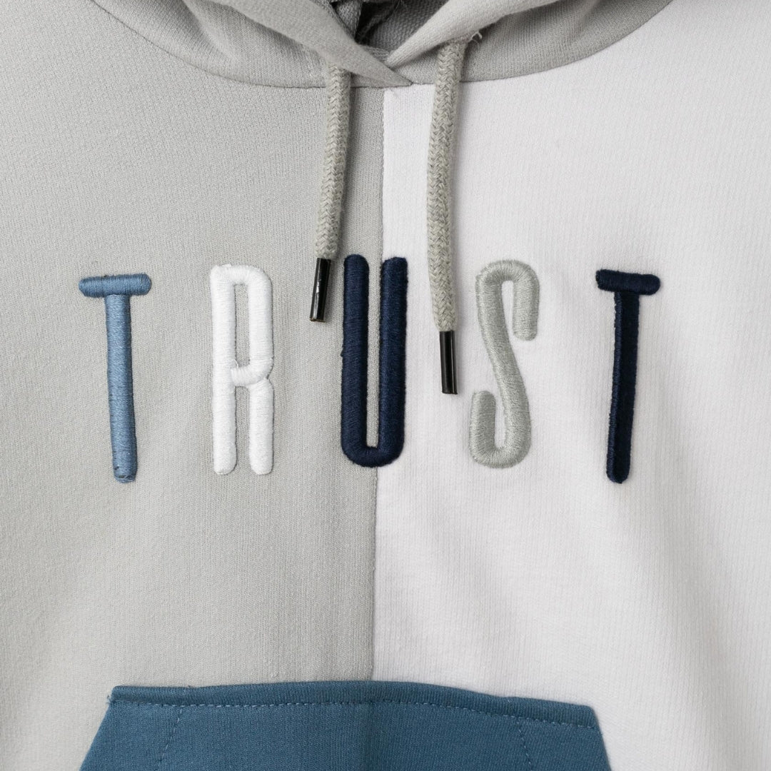 Nahaufnahme des Haifisch-Design-Hoodies für Jungen mit verspielten Haifischzähnen.