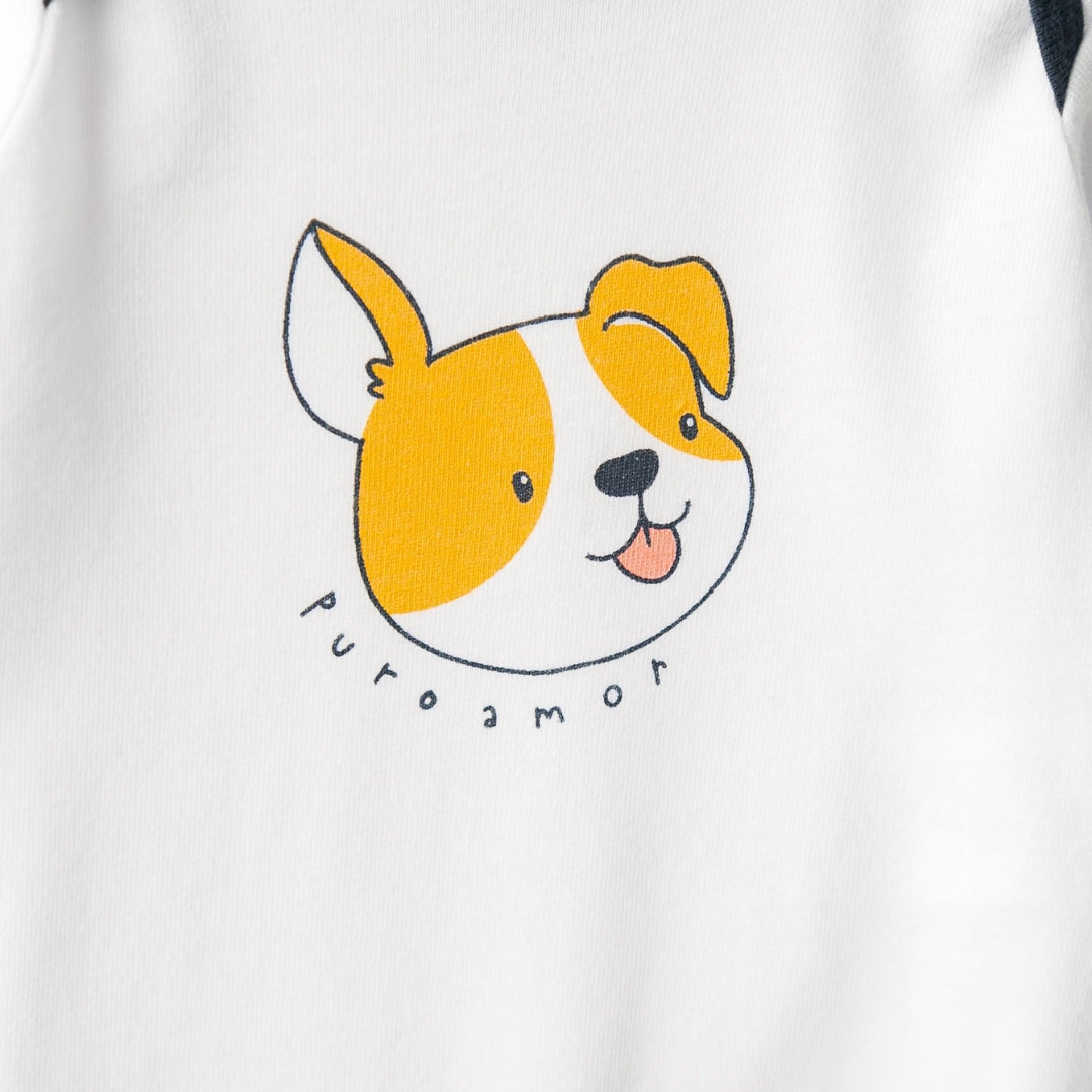 Nahaufnahme des Babybodys mit niedlichem Hunde-Motiv, das weiche Baumwollmaterial wird hervorgehoben."