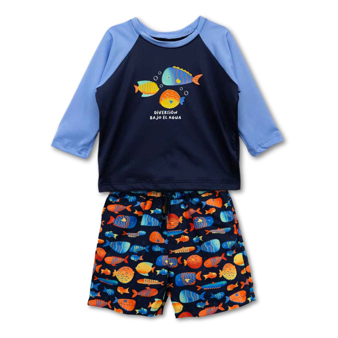 Baby Badeoutfit mit blauem Badeshirt und Badehose mit Fisch-Print – bequem und stylisch für den Strand.
