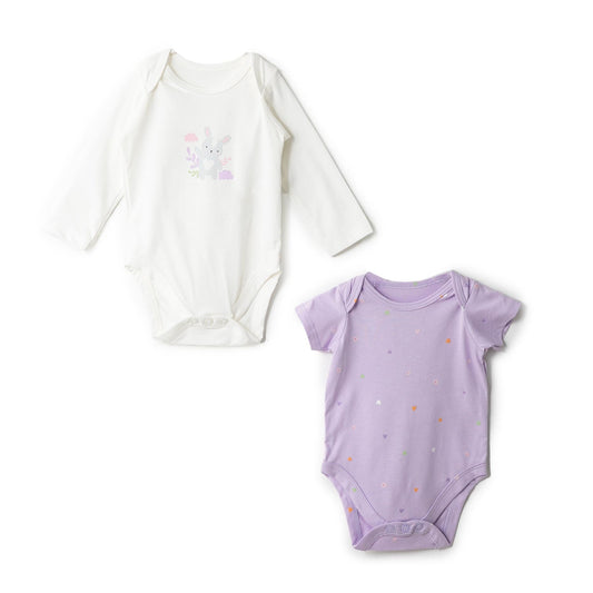 Frontansicht von zwei Baby Bodys im Doppelpack mit Häschen- und Herzchen-Print.