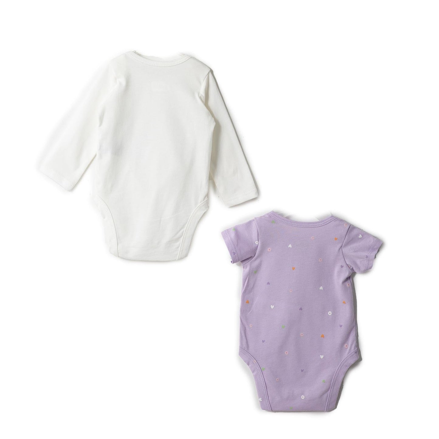 Rückansicht von zwei Baby Bodys im Doppelpack mit Häschen- und Herzchen-Print.