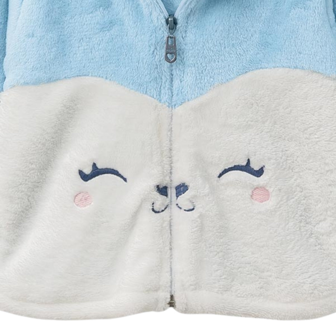 Detailansicht der Kapuze der Babyjacke mit niedlichen Ohren und Gesichtsstickerei für einen verspielten Look.