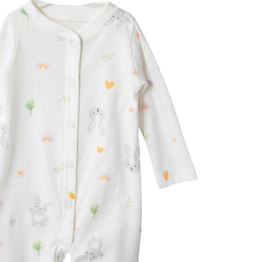 Detailansicht des Häschen-, Karotten- und Regenbogen-Musters auf dem Baby-Schlafanzug – aus 100% Baumwolle für sanften Komfort.