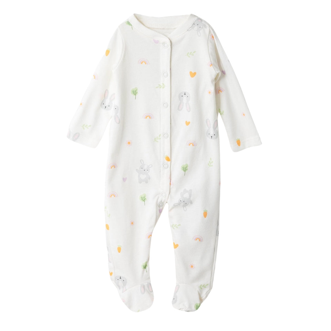 Baby-Schlafanzug in Weiß mit süßem Häschen-, Karotten- und Regenbogen-Muster, langärmelig und mit Füßchen