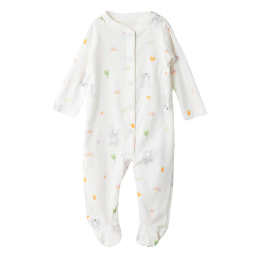 Baby-Schlafanzug in Weiß mit süßem Häschen-, Karotten- und Regenbogen-Muster, langärmelig und mit Füßchen