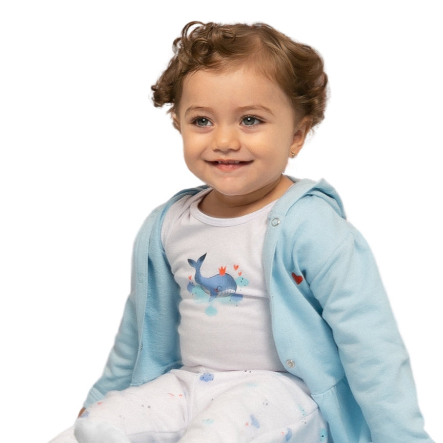 Baby-Mädchen trägt das 3-teilige Baby-Set mit Hoodie, Body und Leggings