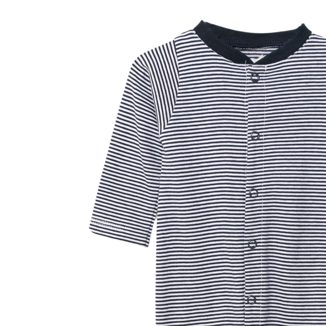 Nahaufnahme des blauen Baby-Stramplers mit gestreiften Details aus 100% Baumwolle.