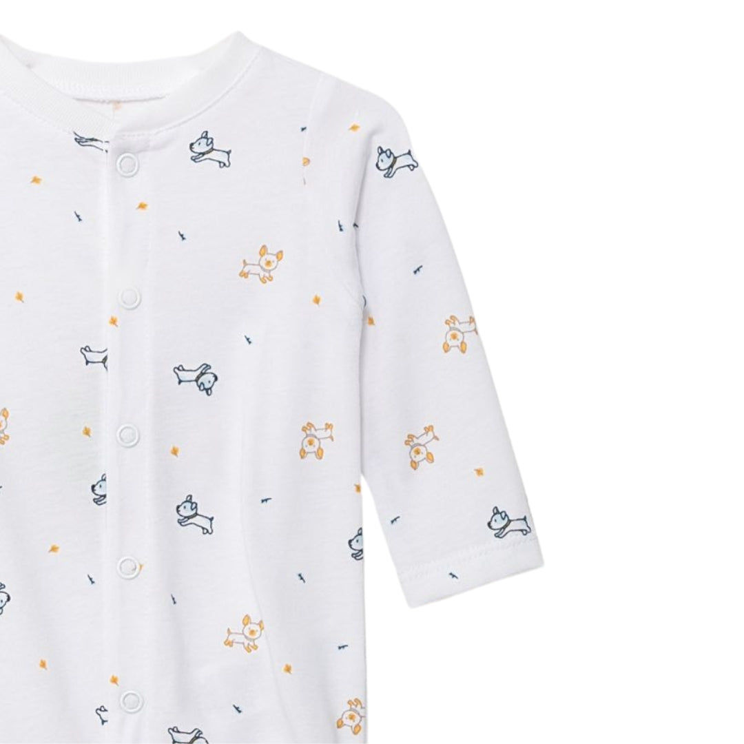 Nahaufnahme des süßen Hunde-Prints auf dem weißen Baby-Strampler aus 100% Baumwolle
