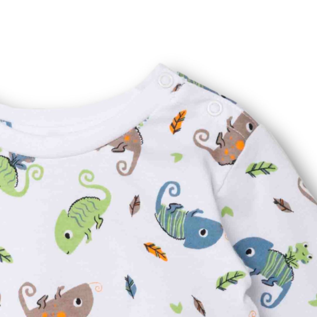 Nahaufnahme des Chamäleon-Prints und Rippen-Details am weißen Baby-T-Shirt.