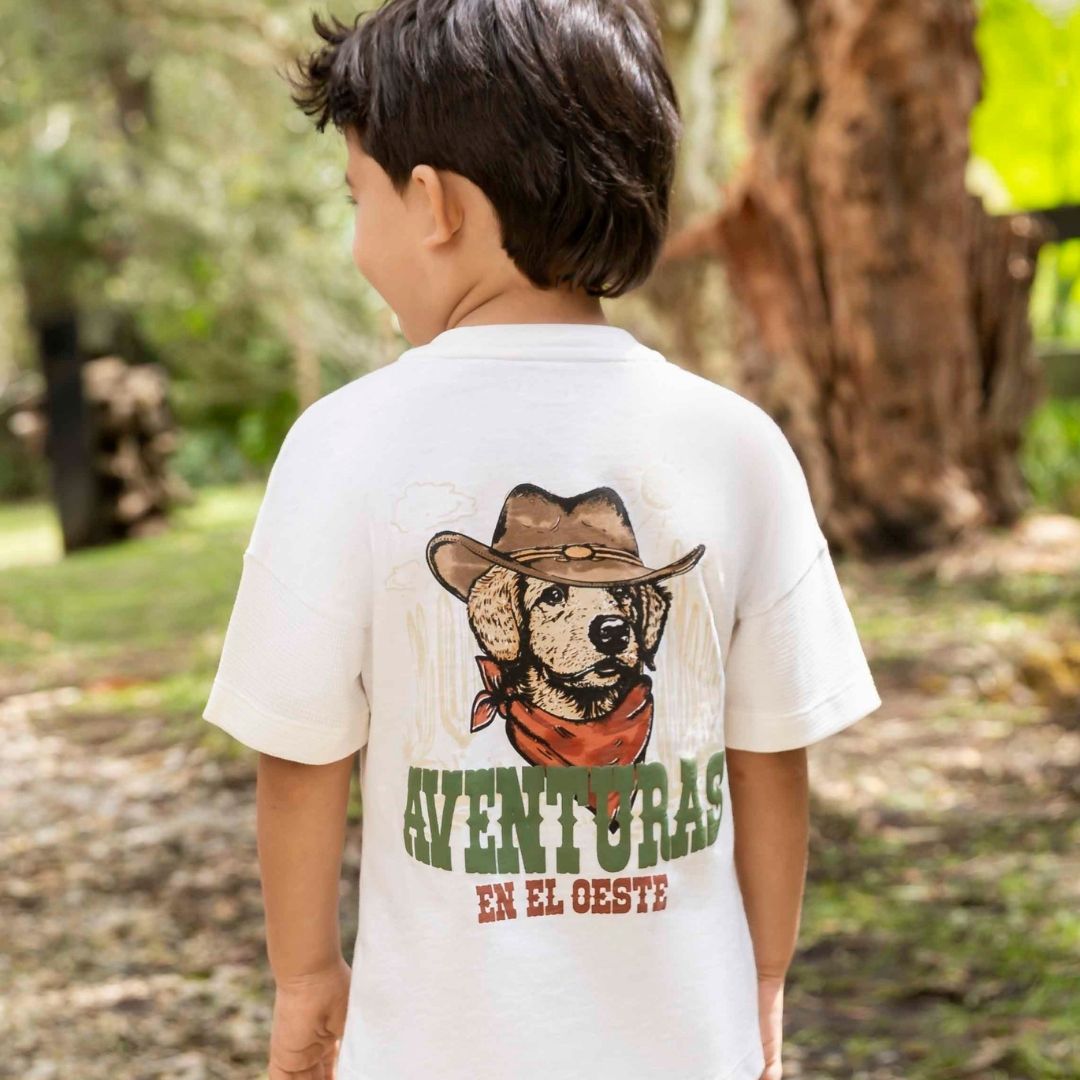 Rückseite des Baby-T-Shirts mit coolem Cowboy-Hund-Print und Spruch aventuras en el oeste.
