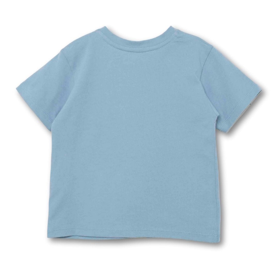Rückseite des hellblauen Baby-T-Shirts mit praktischer Knopfleiste an der Schulter.