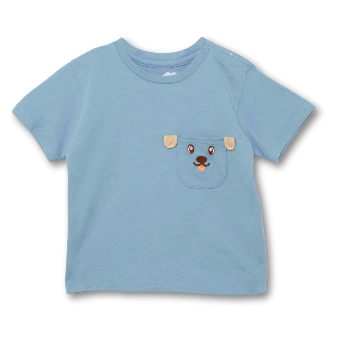 Hellblaues Baby-T-Shirt mit gestricktem Hundegesicht auf der Brusttasche – bequem und weich für Babys 3–24 Monate.