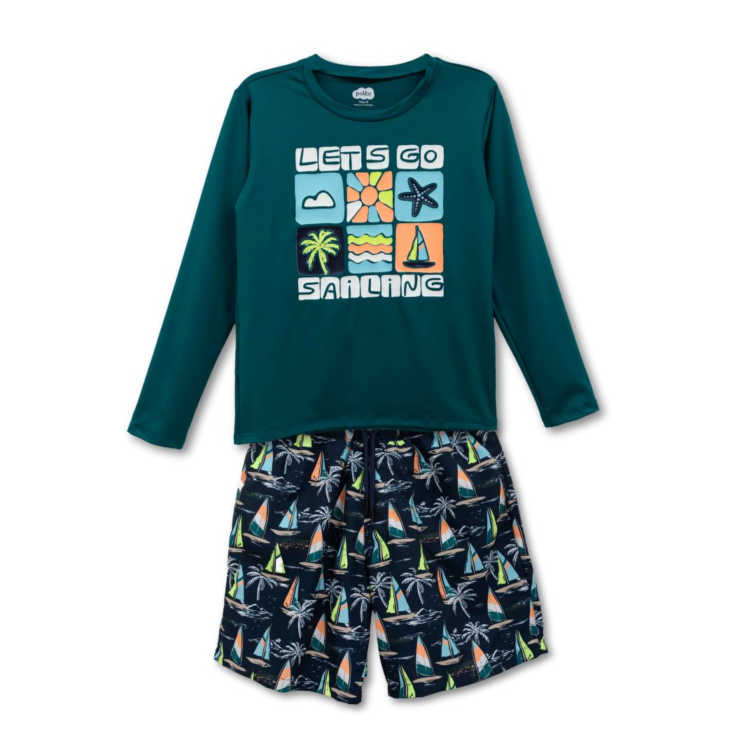 Jungen-Badeoutfit mit Segelboot-Motiv im Flatlay – ready für Sonne, Strand und Pool