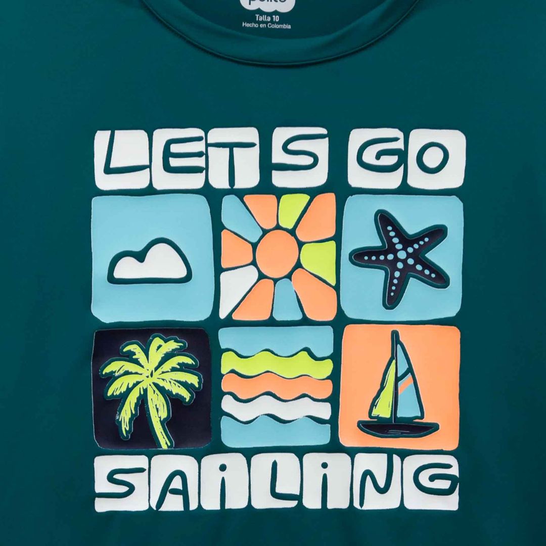 Nahaufnahme elastischer Stoff Badeshirt Jungen Meeresgrün mit Segelprint
