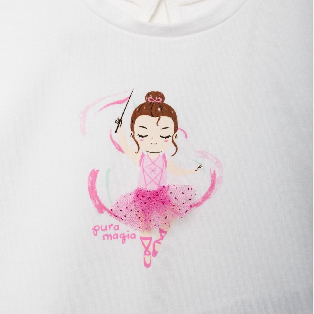 Nahaufnahme der 3D-Ballerina-Applikation mit Tüll-Tutu und Schriftzug pura magia.