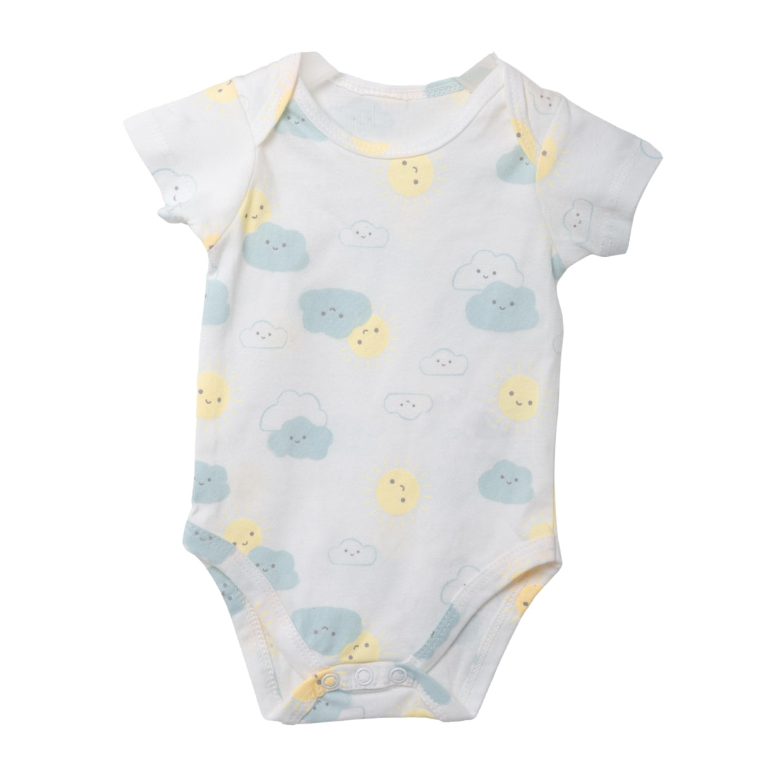 Weicher Body in Beige mit niedlichem Wolken-Motiv.