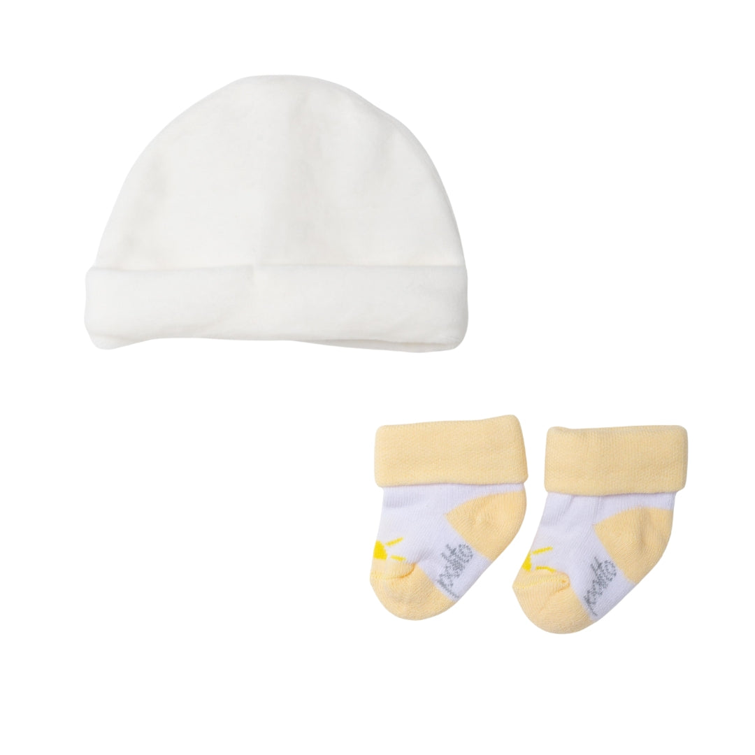 Mütze und Socken in Beige für Neugeborene im Set.