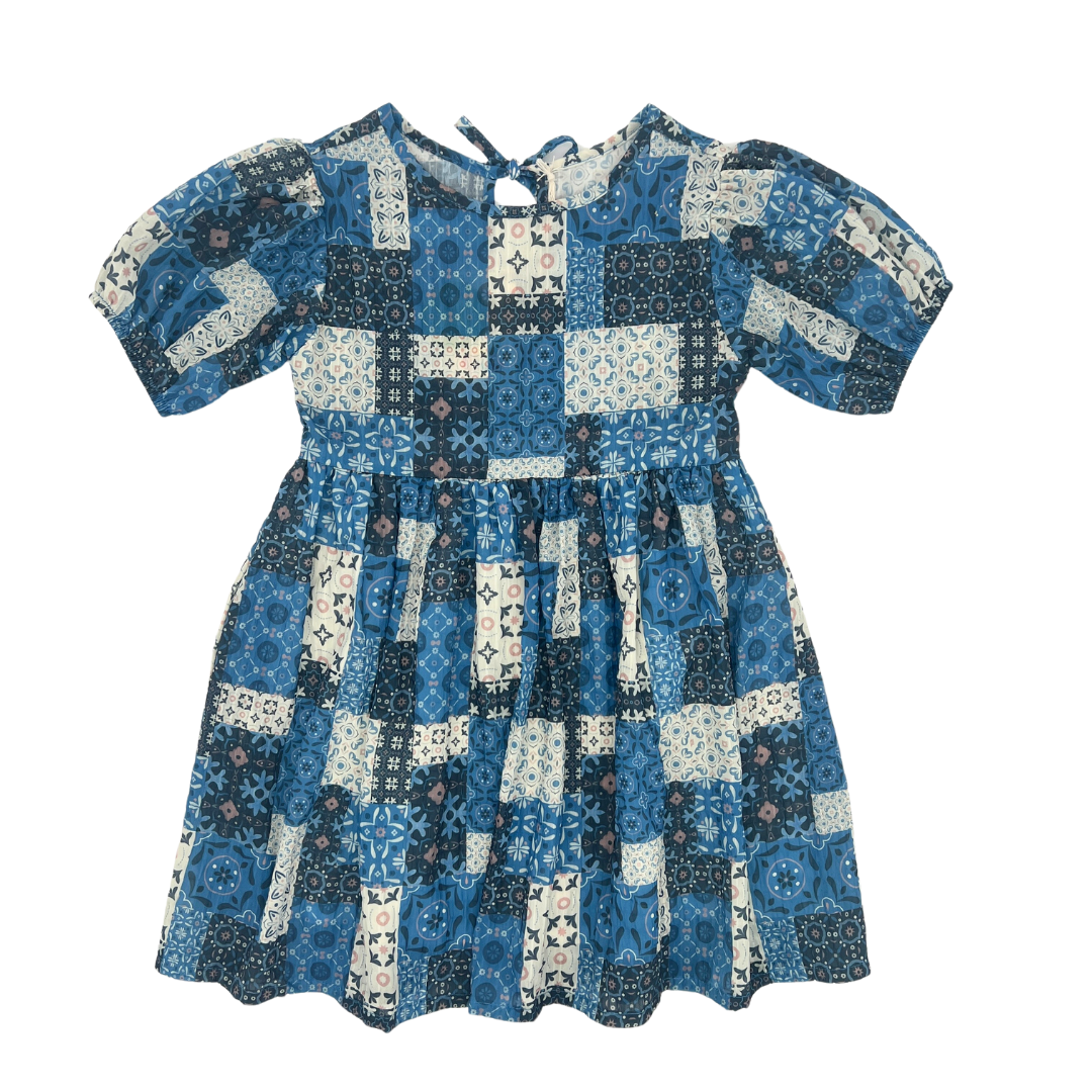 Blaues Mädchenkleid mit Mosaikmuster und dreiviertellangen Ärmeln