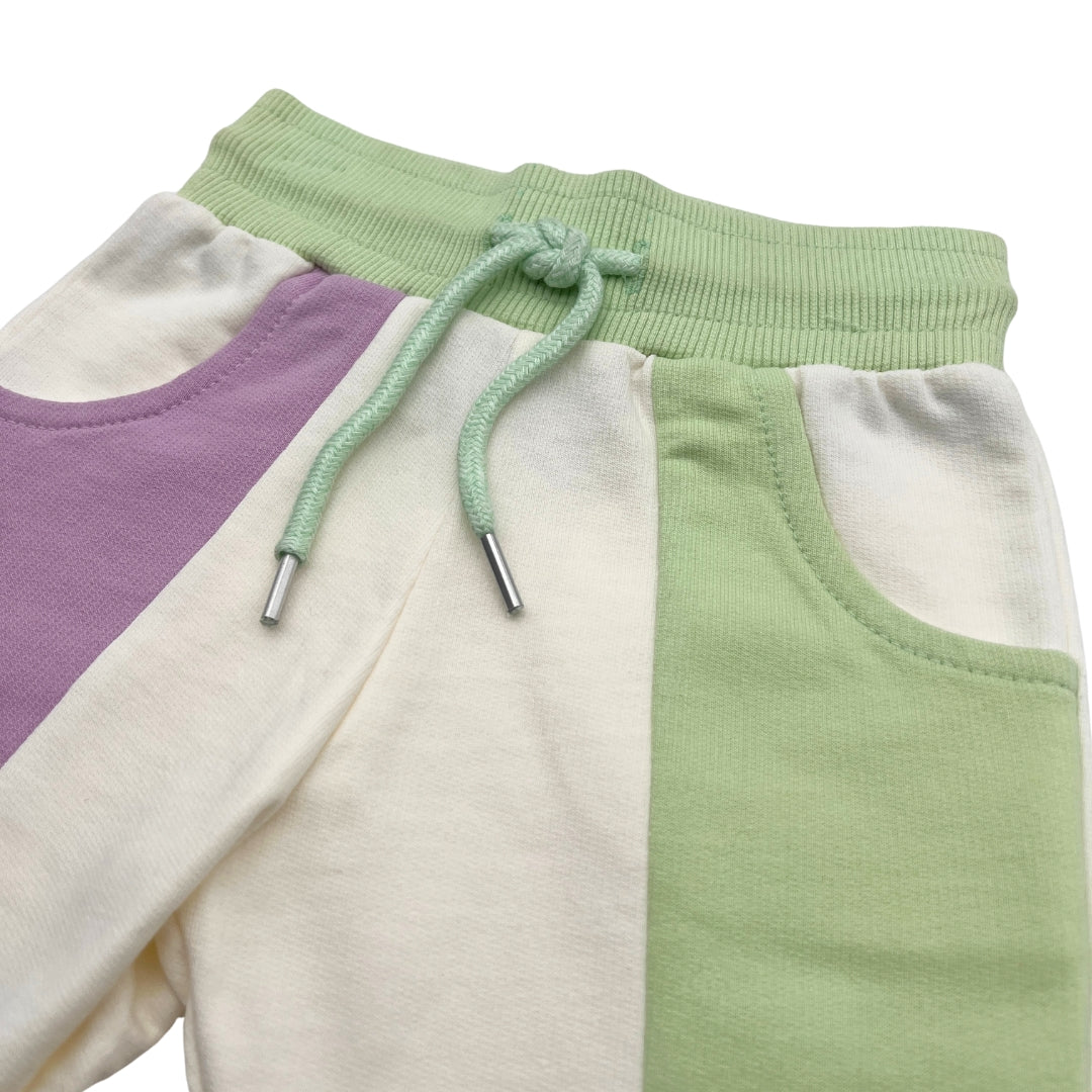 Nahaufnahme des Joggers im Blockfarben-Design in Lila, Weiß und Grün.