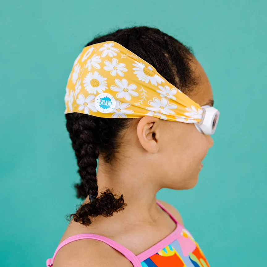 Kind trägt Blütenzauber-Schwimmbrille – fröhlich & angenehm zu tragen