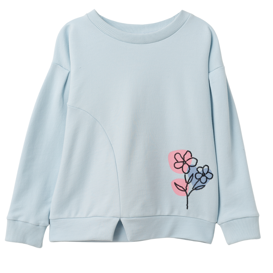 Hellblauer Pullover mit schimmernder Paillettenblume und besonderem Schnitt – stilvoll und bequem für kleine Mädchen.