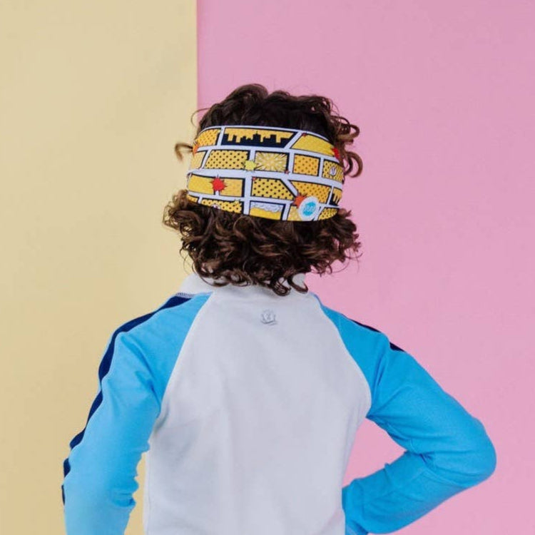 Kind mit bunter Comic-Schwimmbrille – komfortabel und verspielt