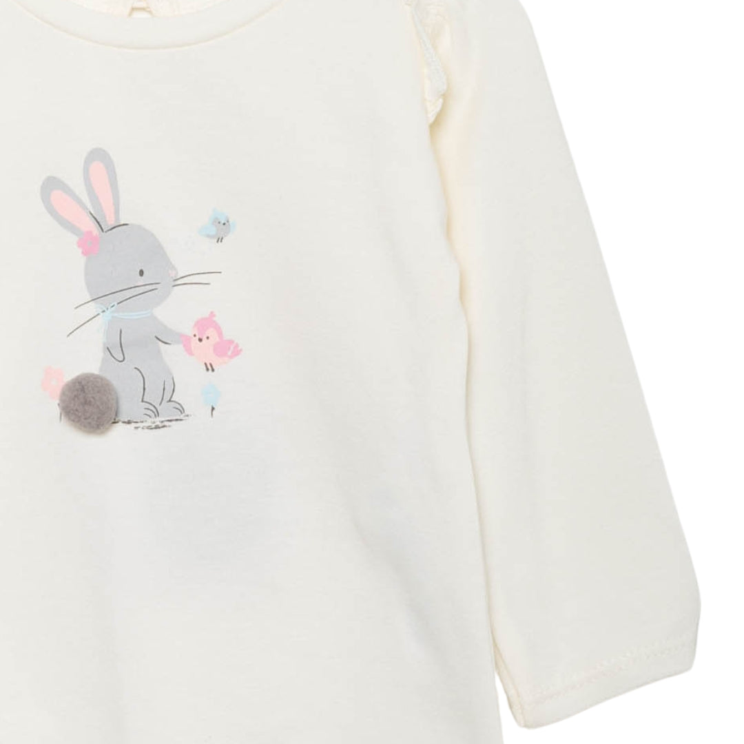 Nahaufnahme der 3D-Hasenillustration auf dem T-Shirt für Mädchen