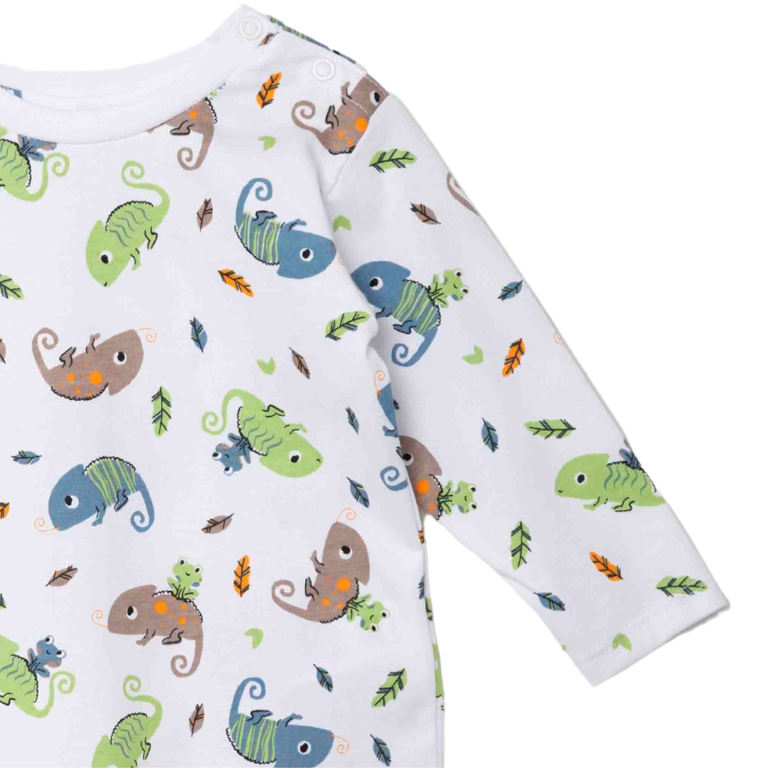 Nahaufnahme des fröhlichen Chamäleon-Prints auf dem Baby T-Shirt in bunten Farben