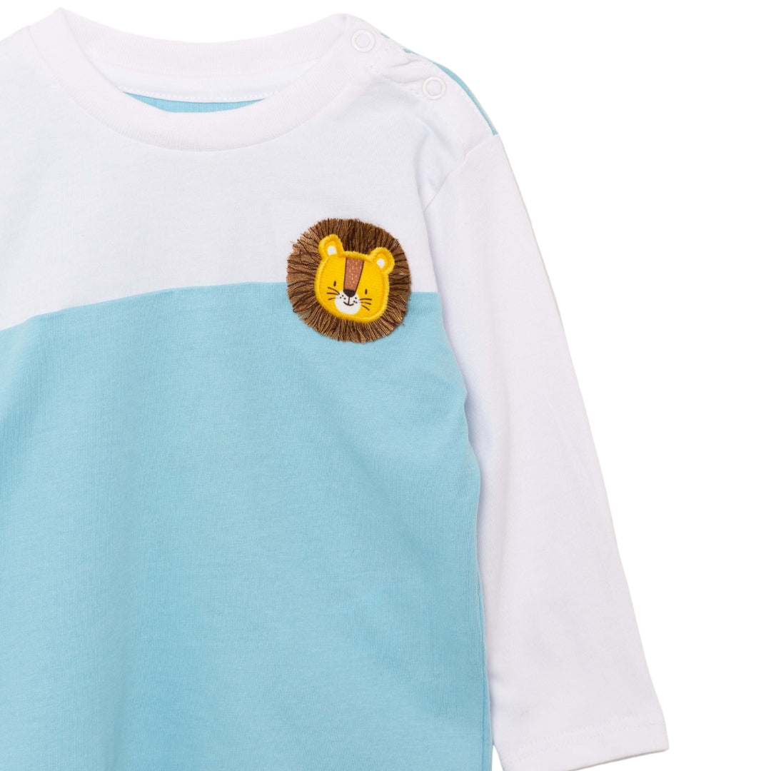 Detaillierte Ansicht der 3D-Löwen-Stickerei auf dem Baby T-Shirt in Weiß und Hellblau