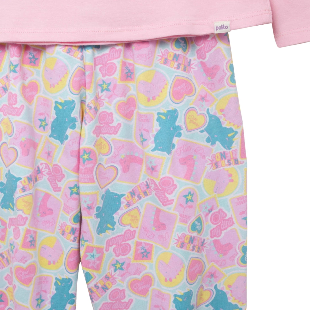 Nahaufnahme des Dinosaurier-Prints auf der Hose.