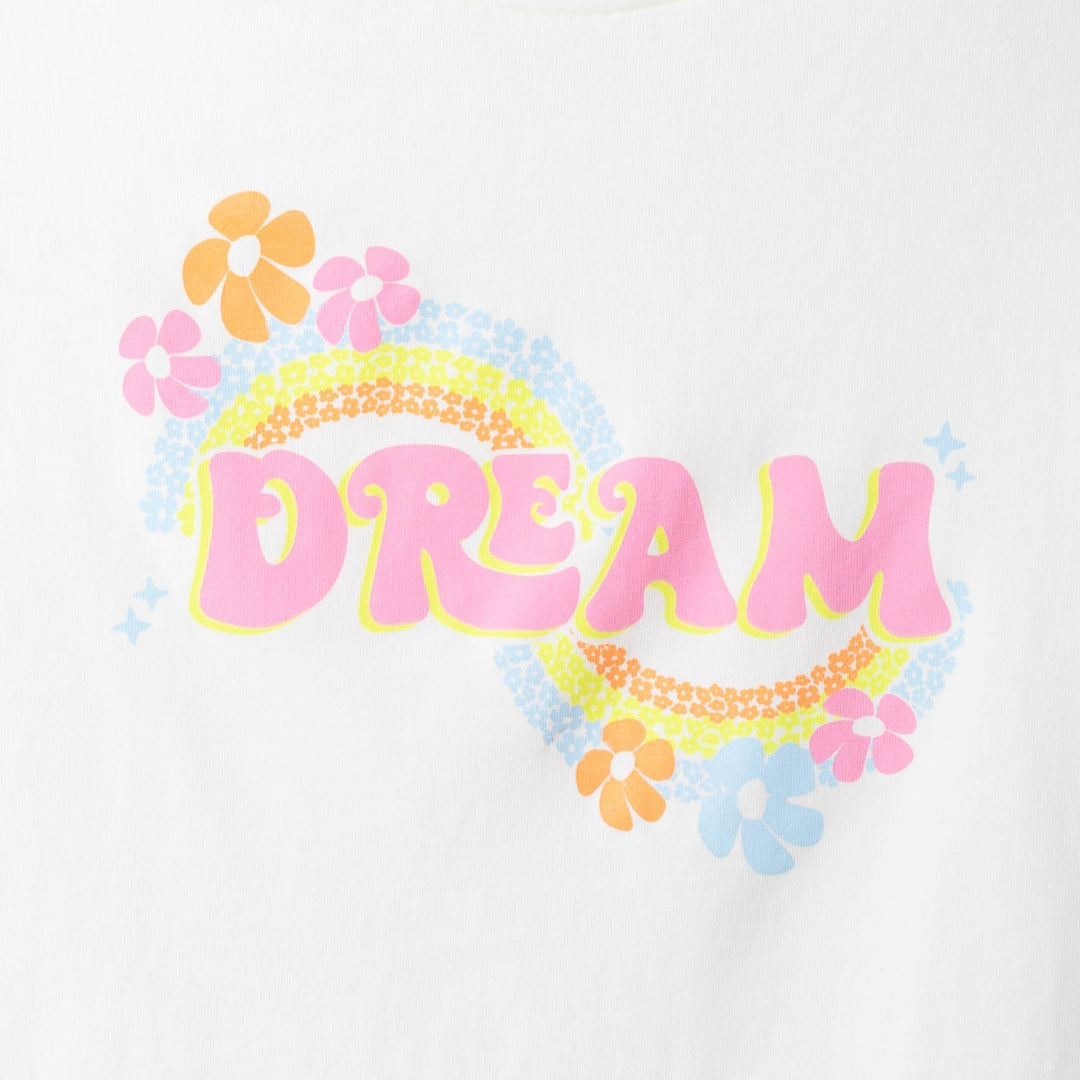 Nahaufnahme des “DREAM”-Aufdrucks und Blumenmusters auf dem Oberteil.