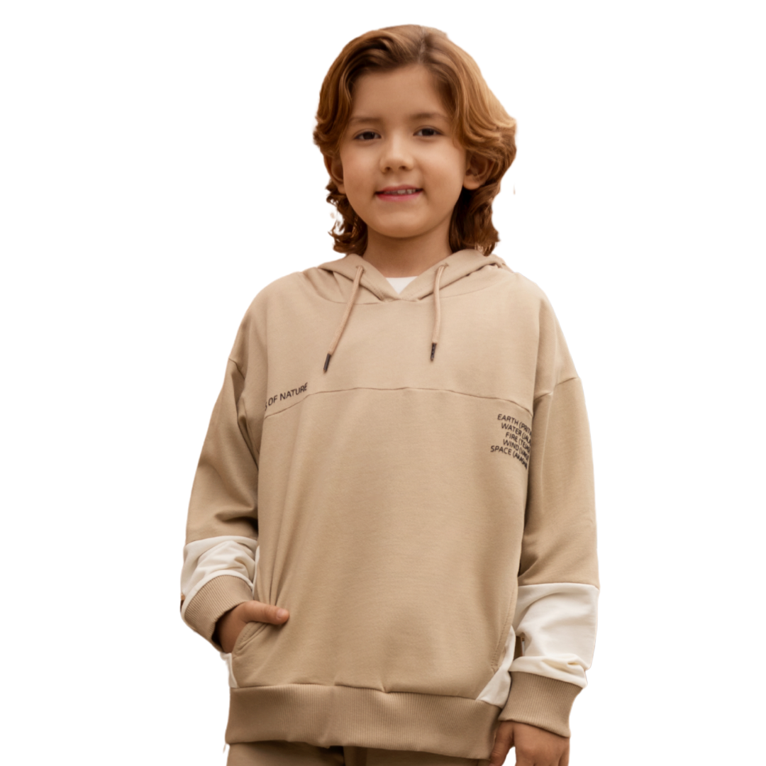 Fröhlicher Junge trägt den Elfenbein Hoodie, der mit elfenbeinfarbenen Einsätzen und versteckten Taschen begeistert.