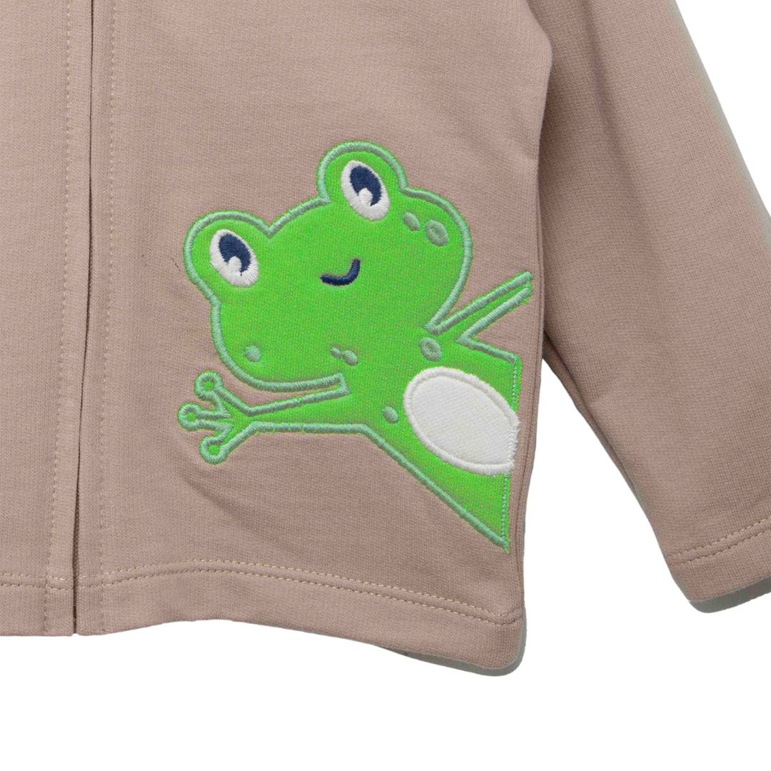 Nahaufnahme des grünen Frosch-Stickmotivs auf dem Froschfreude Hoodie – für ein verspieltes Abenteuer.