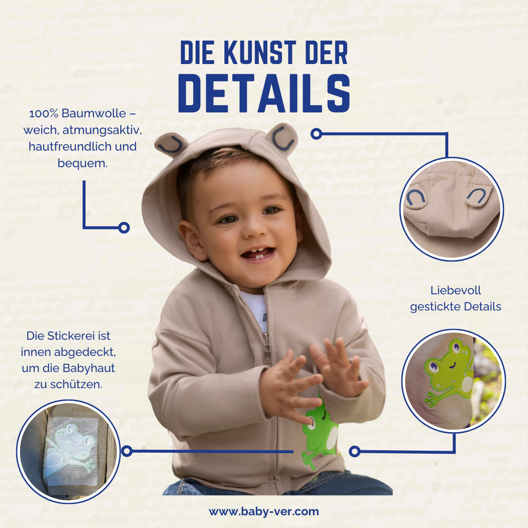 Glückliches Kind trägt den Froschfreude Hoodie in Sand – bereit für Abenteuer und Entdeckungen.