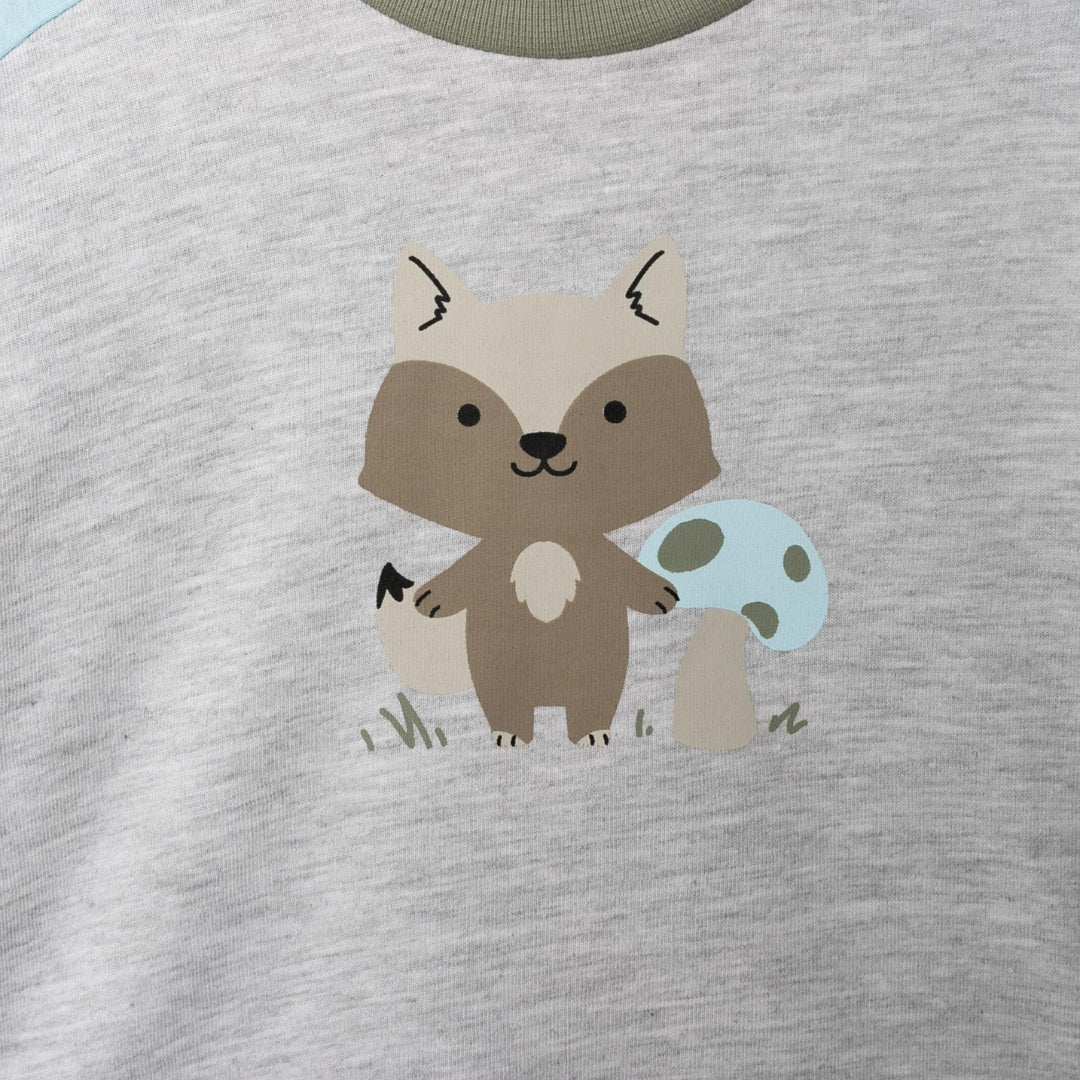 Nahaufnahme des niedlichen Fuchs-Prints auf dem Hoodie – sanfte Farben in Grau, Grün und Blau für kleine Abenteurer.