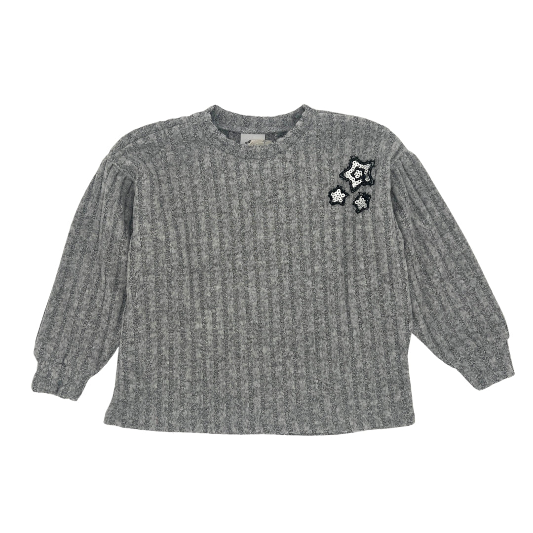 Vorderansicht des grauen Pullovers mit glitzernden Pailletten-Sternen.