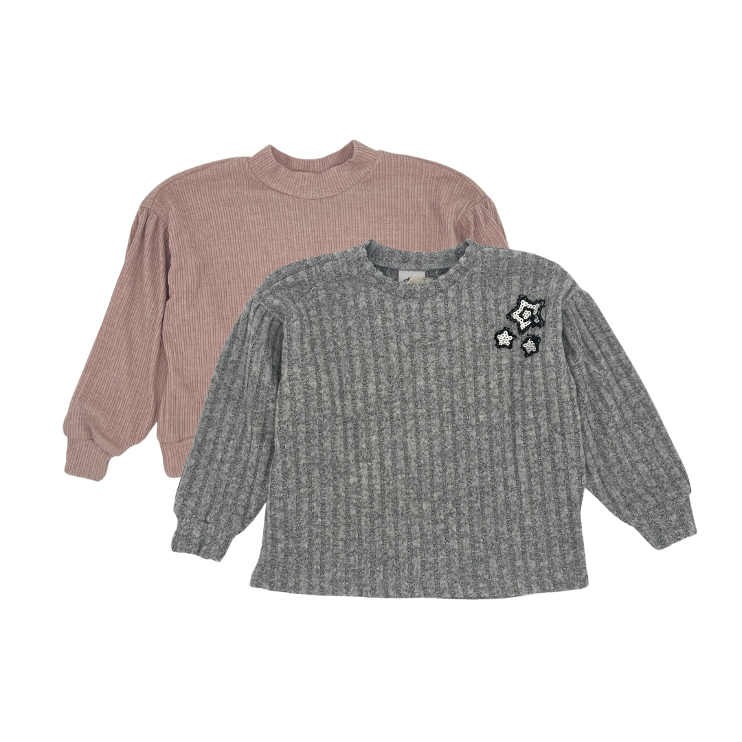 Beide Pullover des Sets in Blush Pink und Grau zusammen