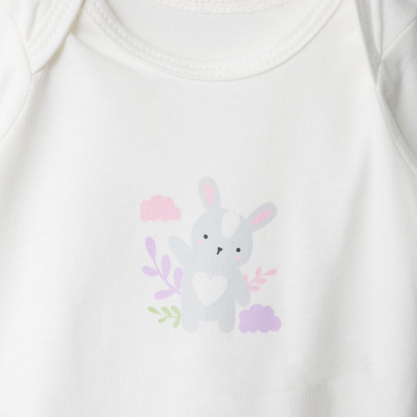 Detailansicht des Häschen-Drucks auf einem Baby Body.