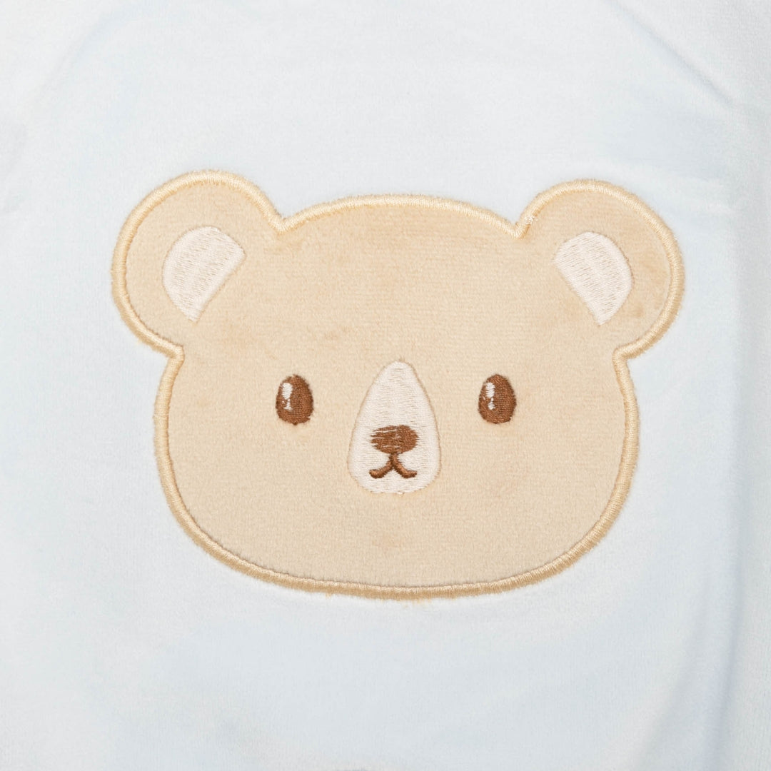 Detailansicht des Rückens des Zip-up Stramplers in Hellblau mit Teddybär-Stickerei.