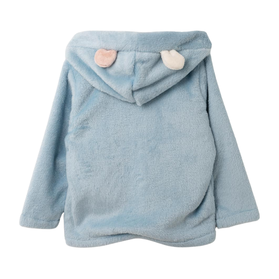 Rückansicht der hellblauen Plüschjacke mit Ohrenapplikationen und praktischen Taschen.