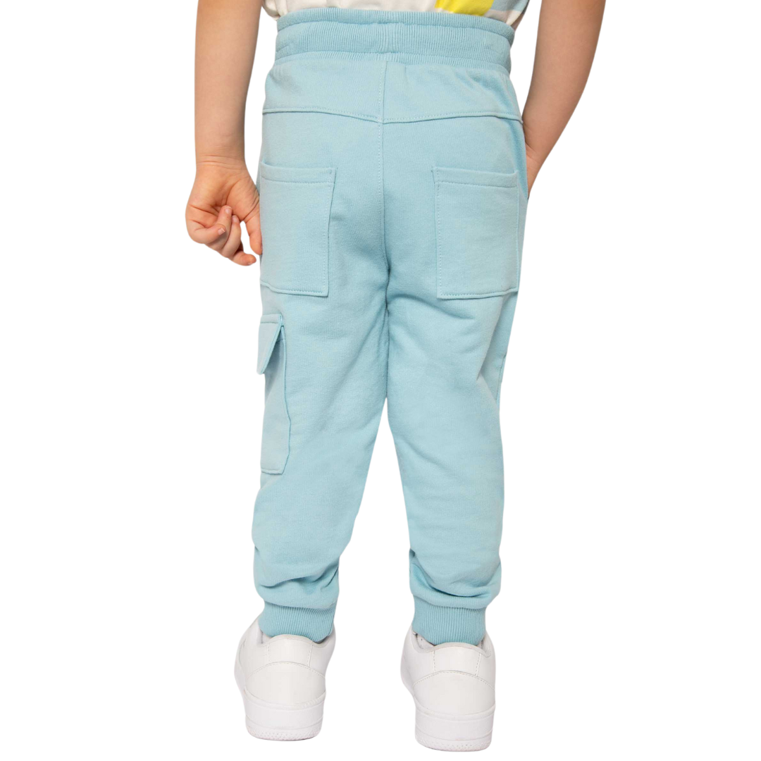 Rückansicht der hellblauen Spielhose aus Baumwolle, die das elastische Bündchen und die bequeme Passform zeigt.